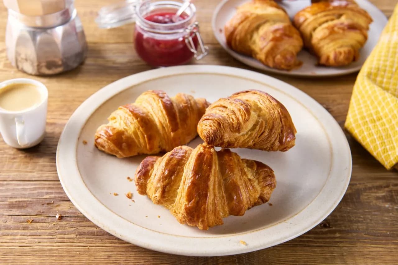 Szybki przepis na pyszne croissanty z gotowego ciasta francuskiego Szybki przepis na pyszne croissanty z gotowego ciasta francuskiego