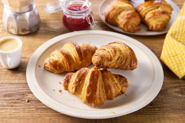 Szybki przepis na pyszne croissanty z gotowego ciasta francuskiego Szybki przepis na pyszne croissanty z gotowego ciasta francuskiego