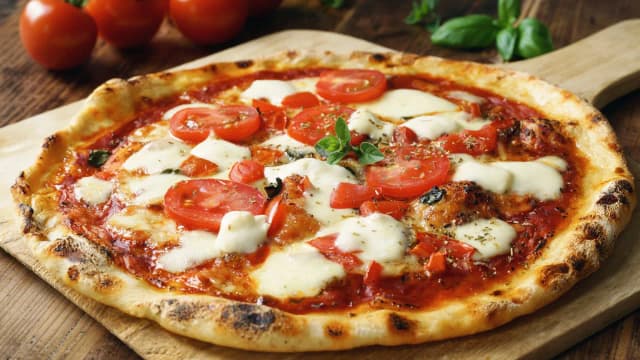 Przepis na ciasto do pizzy jak z pizzerii – idealna tekstura i smak Przepis na ciasto do pizzy jak z pizzerii – idealna tekstura i smak