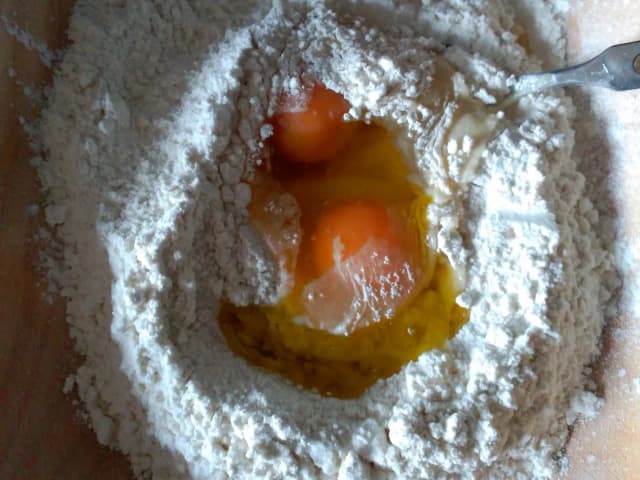 Przepis na ciasto na makaron do maszynki – idealna konsystencja i smak Przepis na ciasto na makaron do maszynki – idealna konsystencja i smak