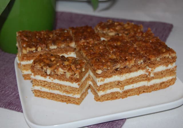 Orzechowiec ciasto - prosty przepis na pyszne, warstwowe ciasto Orzechowiec ciasto - prosty przepis na pyszne, warstwowe ciasto